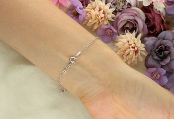 Delikatna srebrna bransoletka z owalnych oczek – szerokość 2 mm, długość 19 cm. Wykonana ze srebra 925. Klasyczne zapięcie na karabińczyk. Subtelny i ponadczasowy design.3.jpg